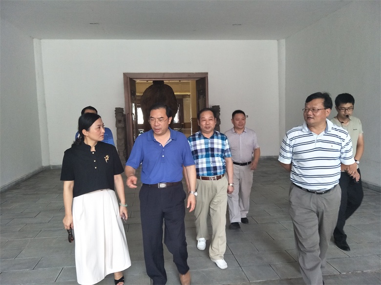 宜春市明月山名勝區領導到仁和集團考察 (1).jpg
