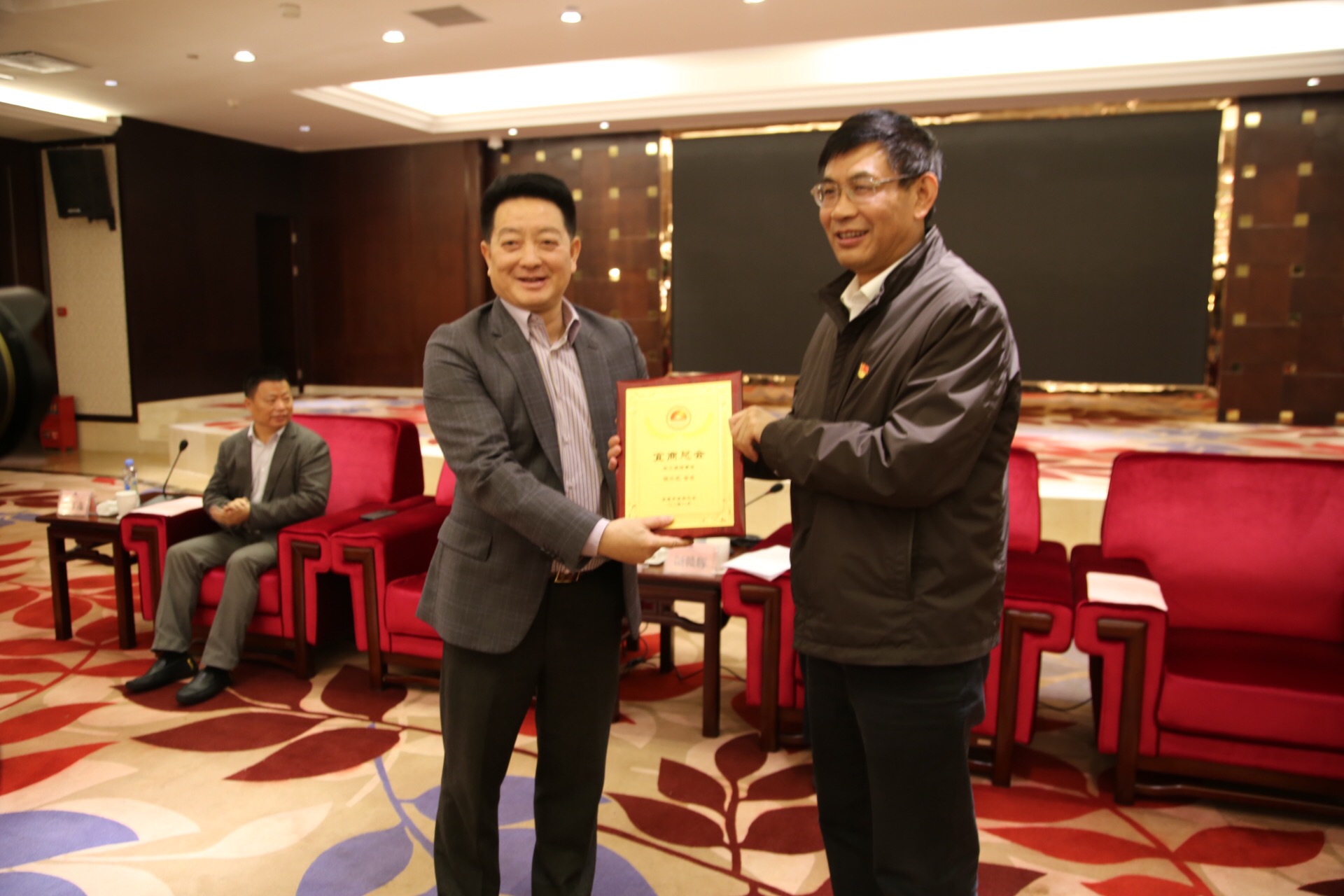 楊文龍董事長(zhǎng)再次當(dāng)選為宜春市宜商總會(huì)會(huì)長(zhǎng) (1).jpg